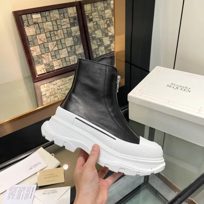 👟👟Ex-factory price 620👟👟 Men +10 🔥4050 McQueen’s new popular women’s boots and couple shoes🔥 Original 1:1 replica, the highest version! AIexanderMcQUEEN✅ products have been certified, endorsed by many celebrities such as Guli Nazha, Wu Lei, and Internet celebrity bloggers, and have fashion models on the T stage of Milan Fashion Week! Front zipper design, easy to wear, 6 cm heel height, comfortable to wear and heighten your legs, fabric: top grain calfskin/ lining: imported sheepskin feet: imported sheepskin, women's size 35-40 (40 must be customized). Men's size 39-45 (45 must be customized). Color: black/white, all black, off-white. Packaging: Matching counter packaging certificate pure cotton bag.